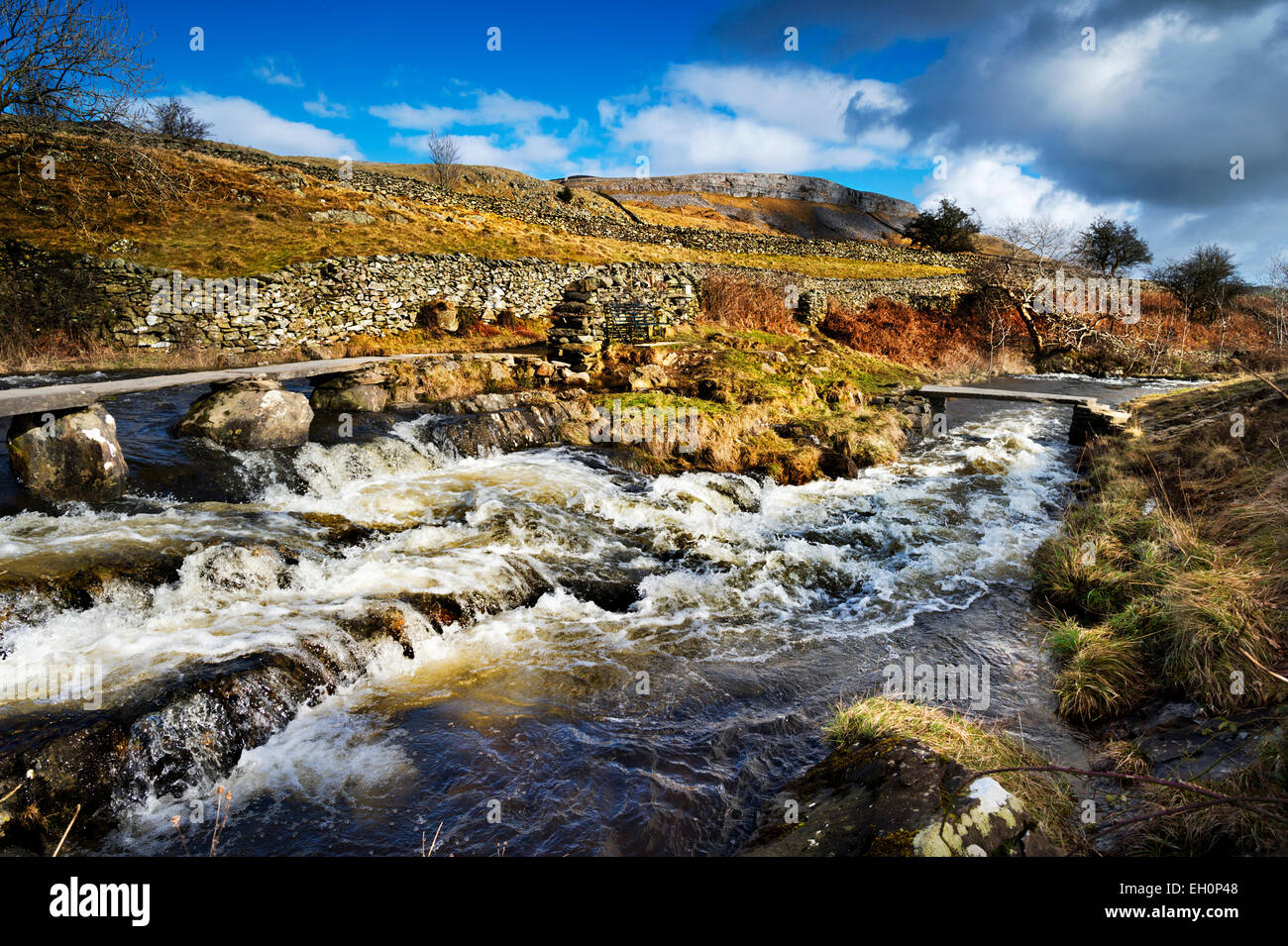 Alte clapper Bridge bei austwick Beck, in der Nähe der Wharfe, Auswick, Yorkshire Dales National Park, Großbritannien Stockfoto