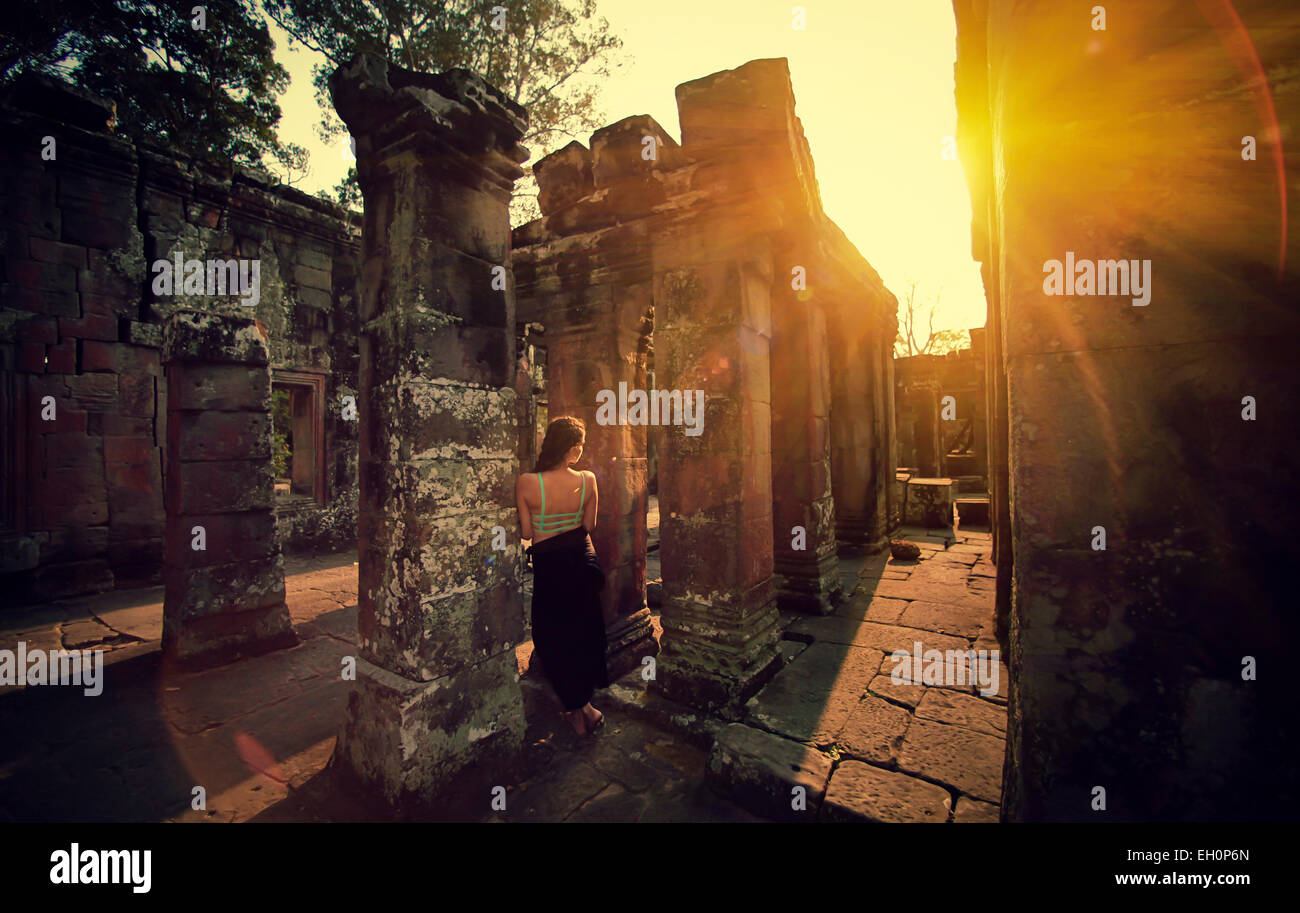 Eine schöne Frau in den Ruinen eines antiken Tempels Ta Prohm, der Tomb-Raider-Tempel in Kambodscha. Stockfoto