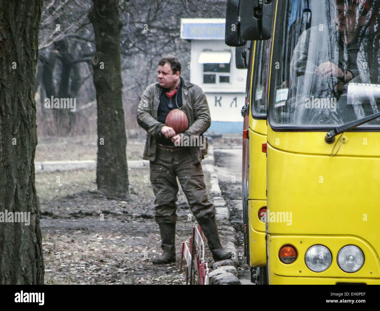 Donezk, Ukraine. 4. März 2015. Fahrzeuge der Rettungskräfte in der Nähe der Zasyadko Grube in Donetsk, Ukraine, 4. März 2015, nach einer Explosion in der Separatisten besetzte ukrainische Ostregion von Donezk. Bisher gibt es einen bestätigten Tod mit 32 Mitarbeitern fehlt laut dem Pressedienst der Gebietsverwaltung Donezk. Weitere 14 Bergleute wurden auch berichtet verletzt. Bildnachweis: Igor Golovnov/Alamy Live-Nachrichten Stockfoto