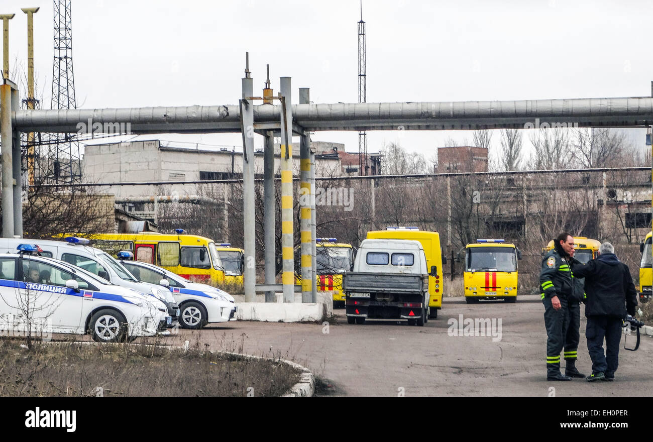 Donezk, Ukraine. 4. März 2015. Fahrzeuge der Rettungskräfte in der Nähe der Zasyadko Grube in Donetsk, Ukraine, 4. März 2015, nach einer Explosion in der Separatisten besetzte ukrainische Ostregion von Donezk. Bisher gibt es einen bestätigten Tod mit 32 Mitarbeitern fehlt laut dem Pressedienst der Gebietsverwaltung Donezk. Weitere 14 Bergleute wurden auch berichtet verletzt. Bildnachweis: Igor Golovnov/Alamy Live-Nachrichten Stockfoto