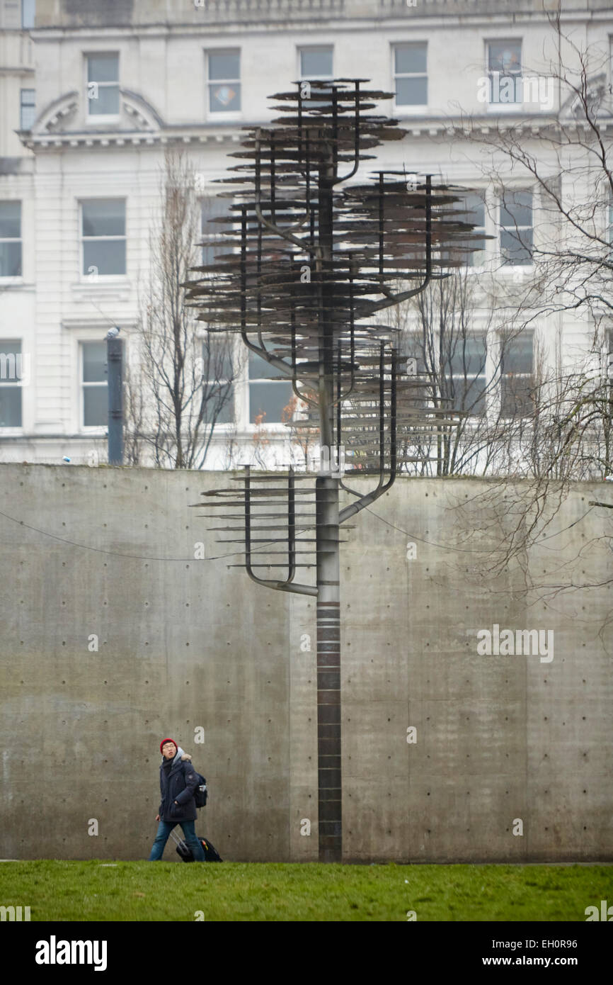 Metall-Baum Kunstwerk der Baum der Erinnerung Piccadilly Gardens Manchester im Nebel. Ein Denkmal für die Zivilisten von Manchester Stockfoto