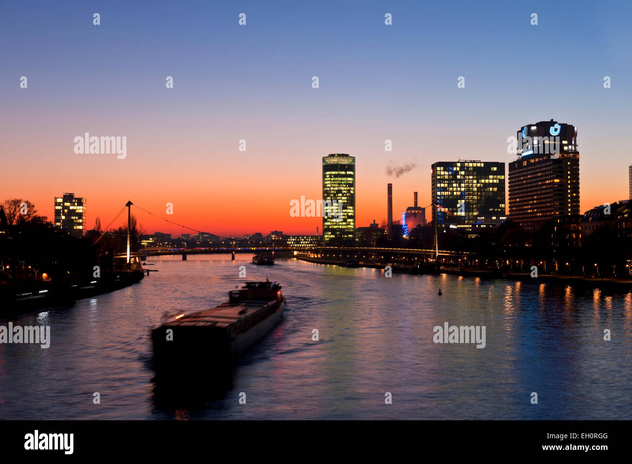 Abenddämmerung Skyline der Bank Centre in Frankfurt am Main am Fluss Main Hessen Deutschland Europa Stockfoto