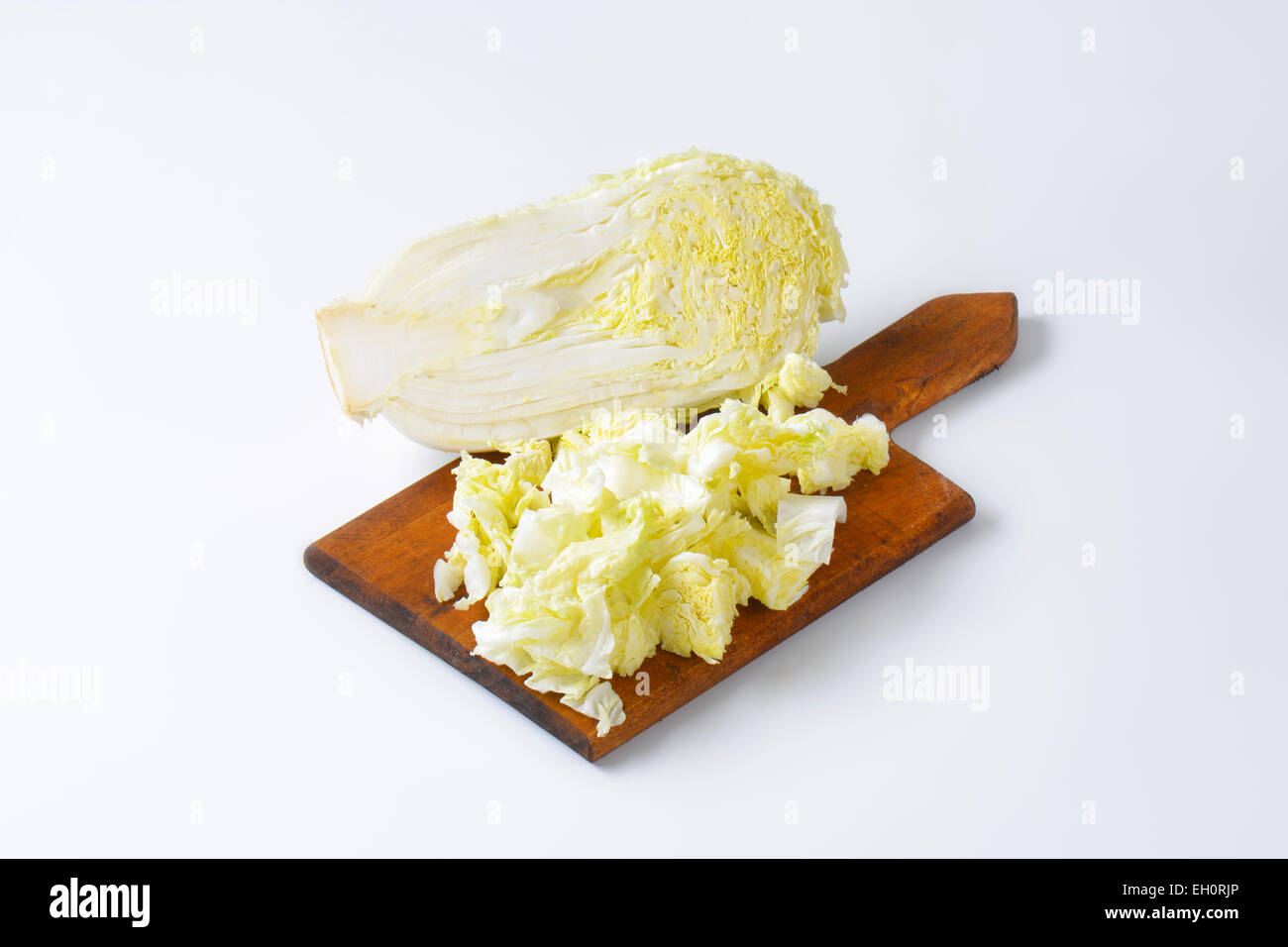 Gehackte Chinakohl auf Schneidebrett Stockfoto