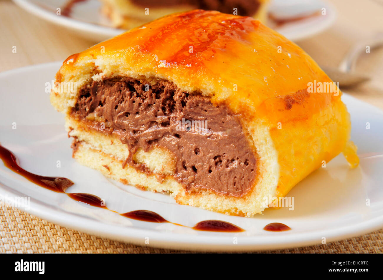 ein Stück des Brazo de Gitano, typisch spanische Biskuitrolle gefüllt mit Schokolade Stockfoto