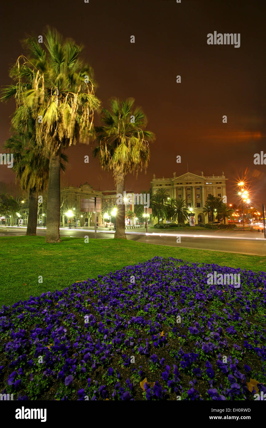 Spanische militärische Regierung Gebäude in der Stadt Barcelona mit blauen Blüten und spanische Flagge. Stockfoto