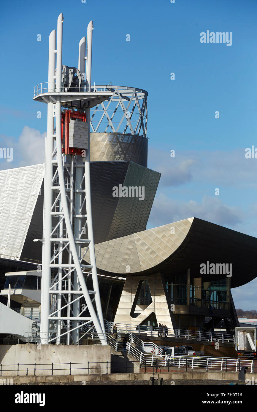 Lowry Outlet Mall an Medienstadt Salford Quays Gtr Manchester UK. Lowry Theatre und Teil der Millennium-Brücke Stockfoto