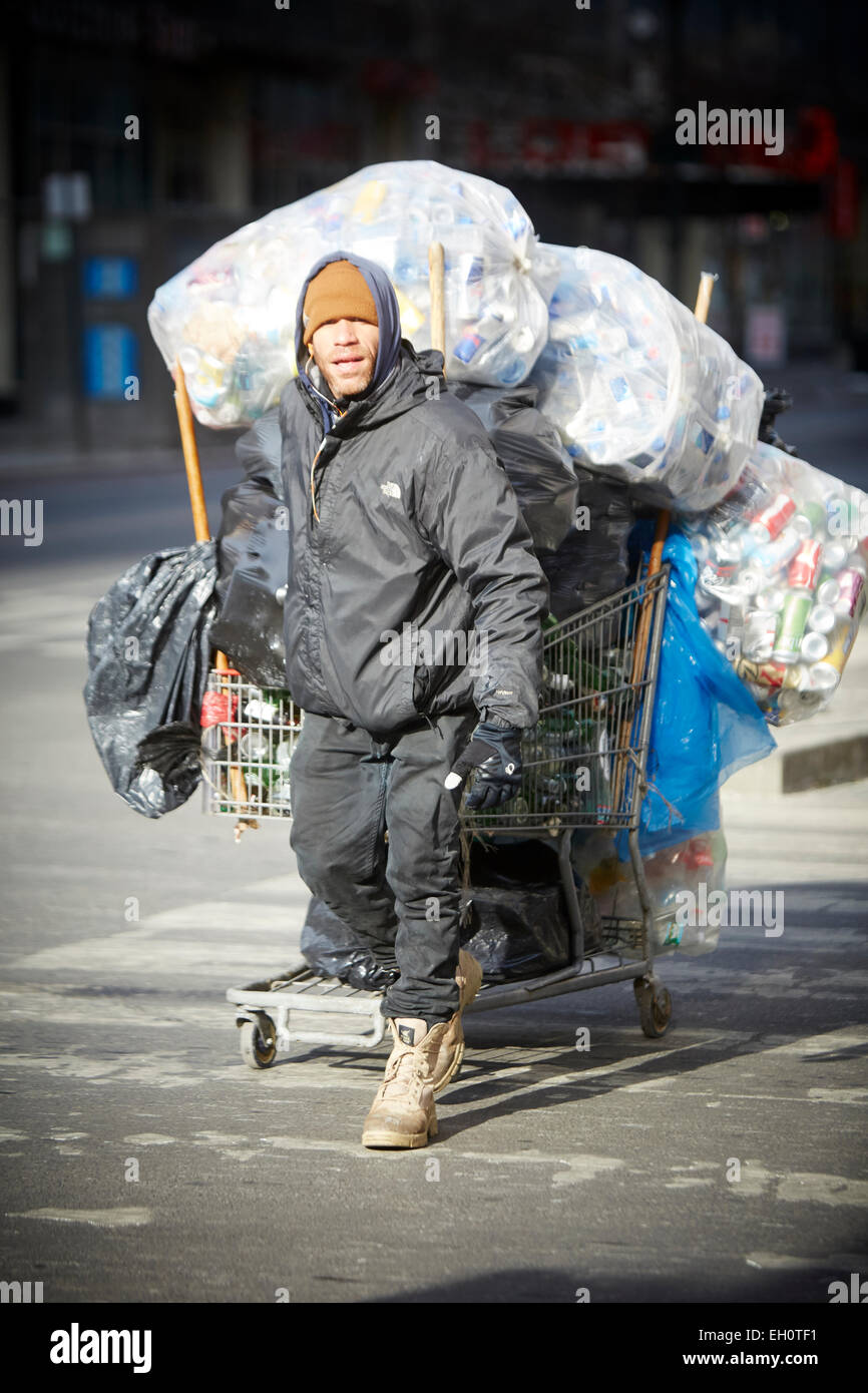 Man sammelt Dosen für das recycling in Manhattan in New York-Nordamerika-USA Stockfoto