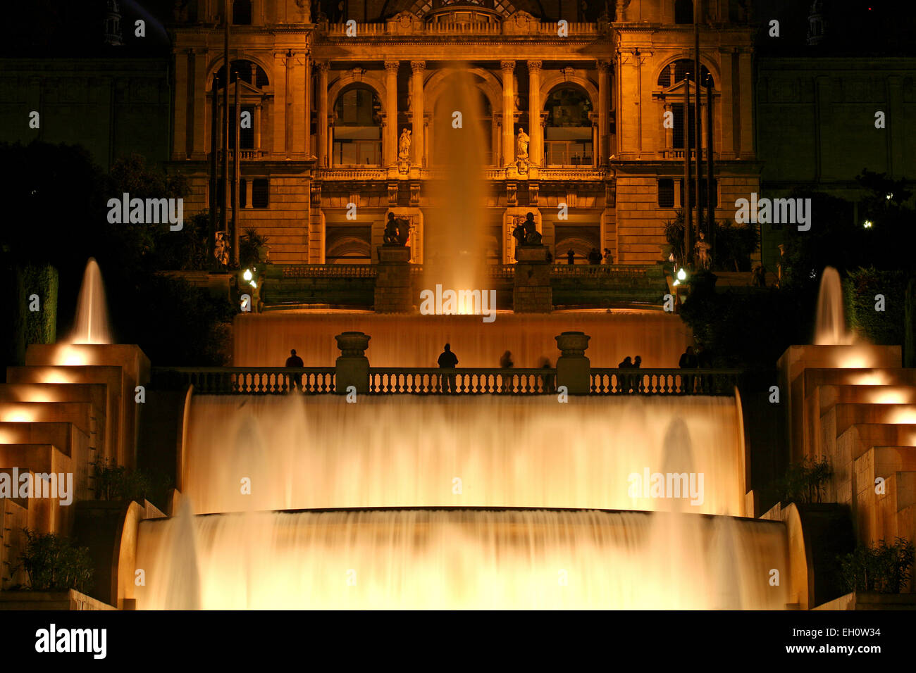 Beleuchteten Brunnen an das nationale Kunstmuseum von Katalonien, auch bekannt unter der Abkürzung MNAC, befindet sich in der Stadt Stockfoto