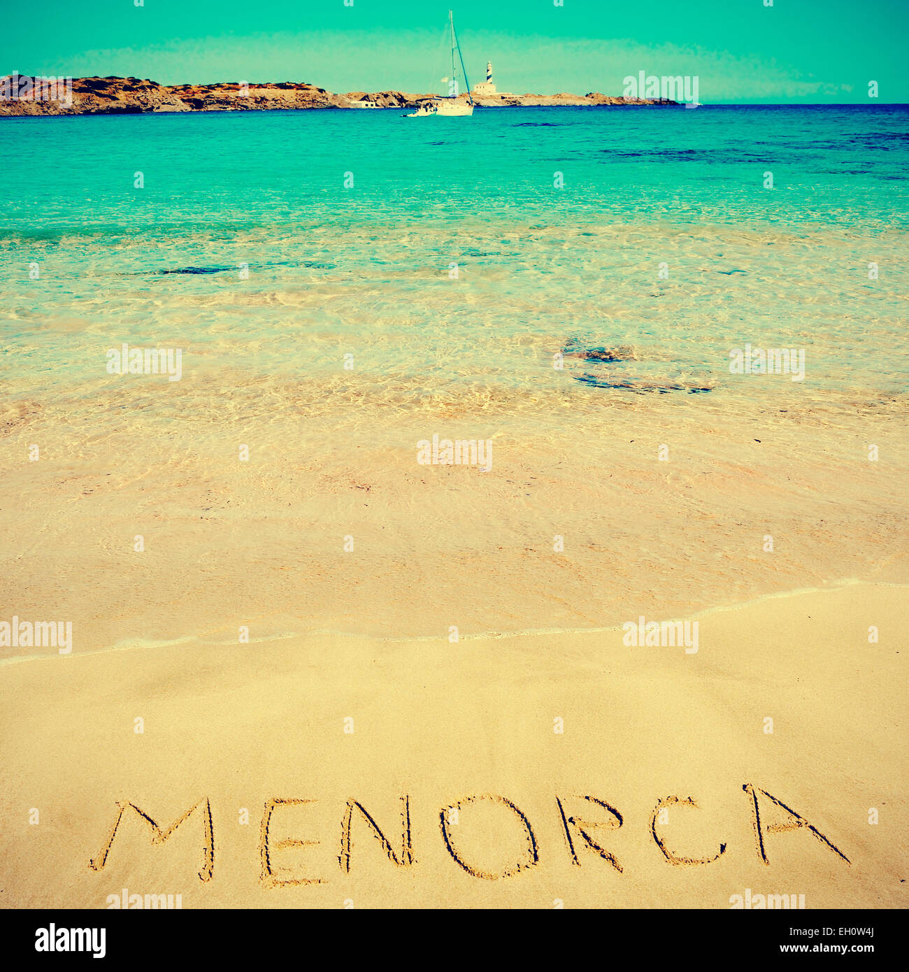 Menorca im Sand Cala Den Tortuga Beach in Menorca, Balearen, Spanien, mit einem Retro-Effekt geschrieben Wort Stockfoto