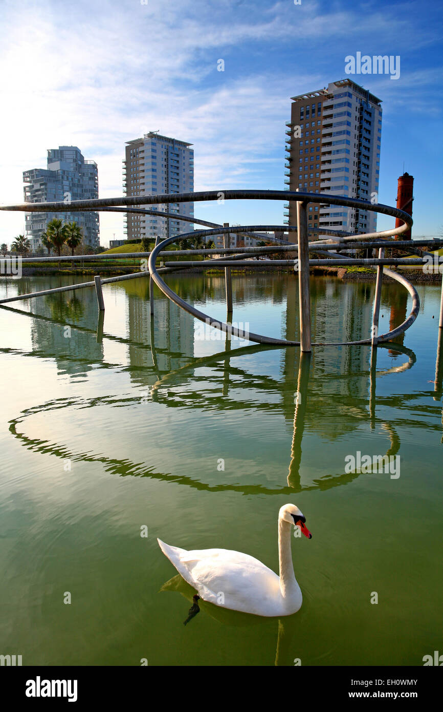 Gebäude und Park mit einem See und einem Schwan. Modernistische Barcelona. Spanien Stockfoto