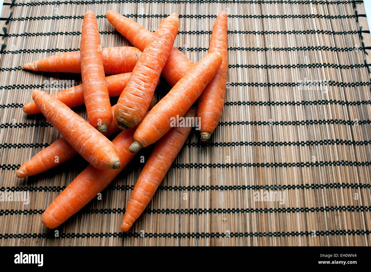 Karotten sind eine ausgezeichnete Quelle von Beta-Carotin, ein Antioxidans sehr effektiv im Kampf gegen freie Radikale mit Textfreiraum Stockfoto