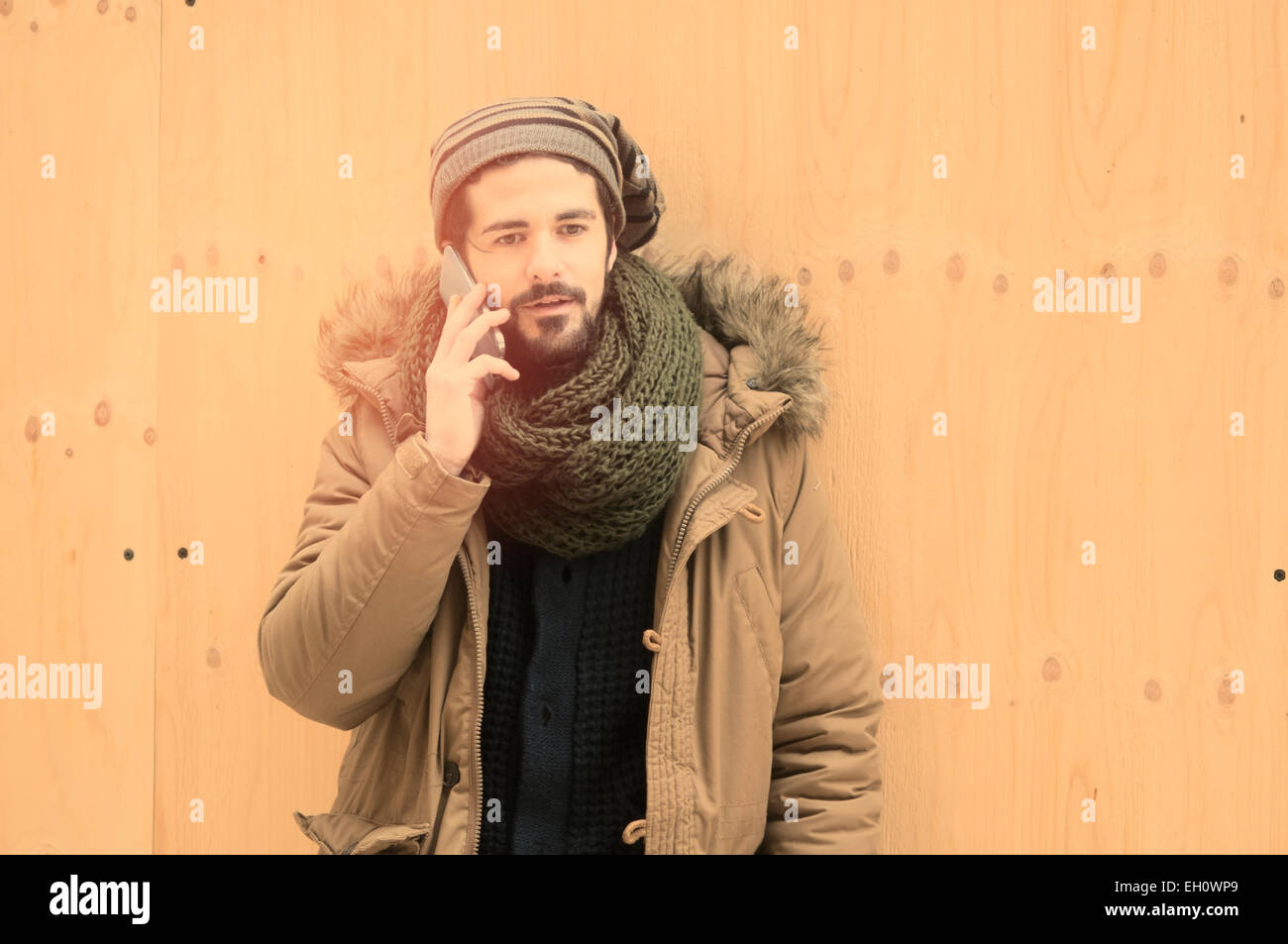 Lifestyle-Porträt eines jungen Mannes mit einem Smartphone im freien Instagram Töne angewendet Stockfoto