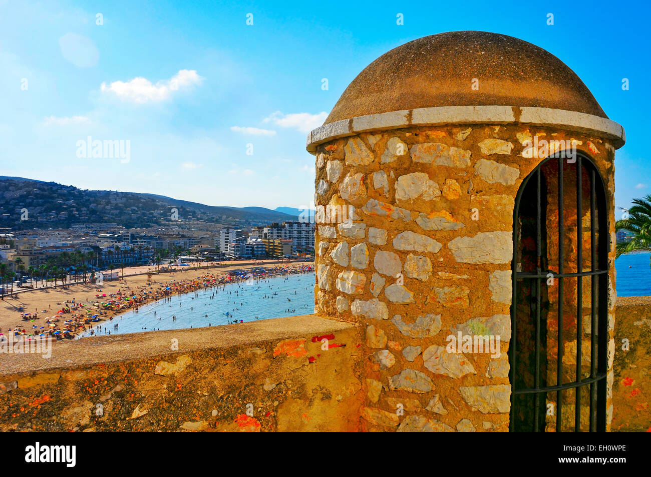 Blick auf Strand von Peniscola, Nordspanien, von der Spitze des Schlosses Stockfoto