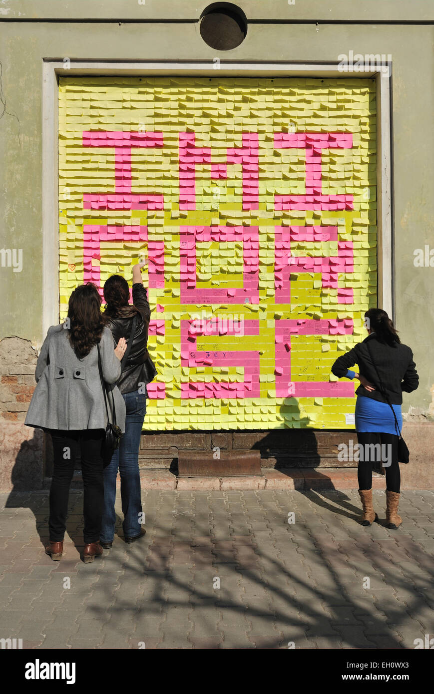 Installation aus Post-It Zettel im Zentrum von Cluj-Napoca, Rumänien Stockfoto