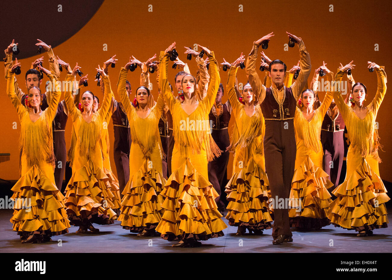 Fototermin für Ballet Nacional de España. Das Unternehmen führt "Feria", die Eröffnungssequenz des Stückes "Suite Sevilla", choreografiert von Antonio Najarro, künstlerischer Leiter des Ballet Nacional de España, vom 26. bis 28. Februar 2015 am Sadler es Wells Theatre. Feria ist von 20 Tänzer und 1 Sänger (Saray Muñoz) durchgeführt. Die Leistung ist Teil der Flamenco Festival London 2015, d.h. bis zum 1 März. Stockfoto