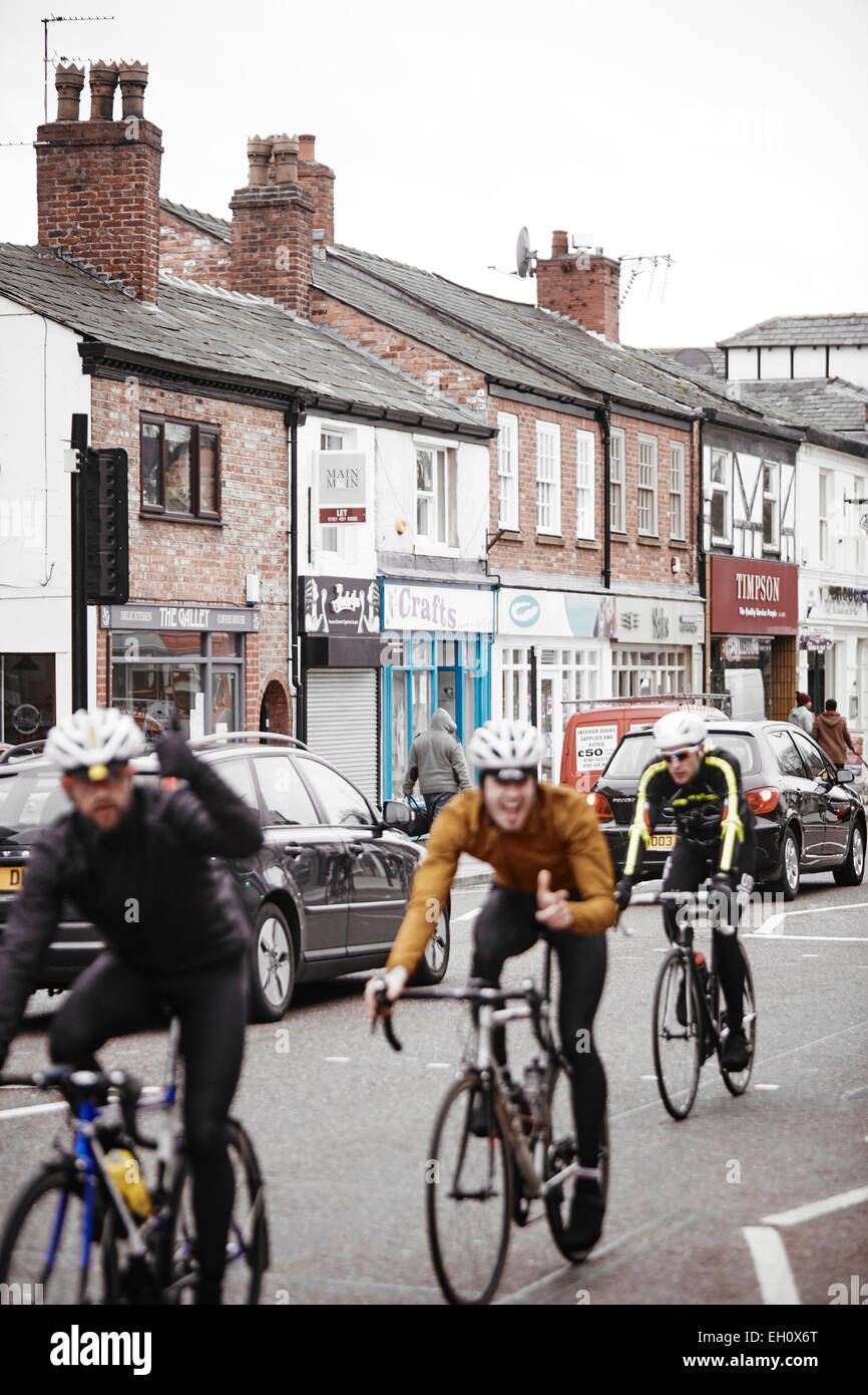 Sonntag Radfahrer auf der High Street in Cheadle Stockport Gtr Manchester UK Stockfoto