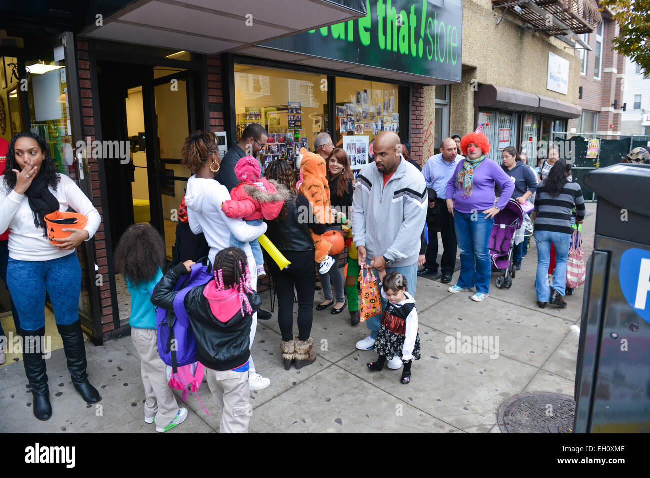 Gruppe von Menschen Süßes oder Saures auf Ferry Street während Halloween. Newark, New Jersey. USA. Stockfoto