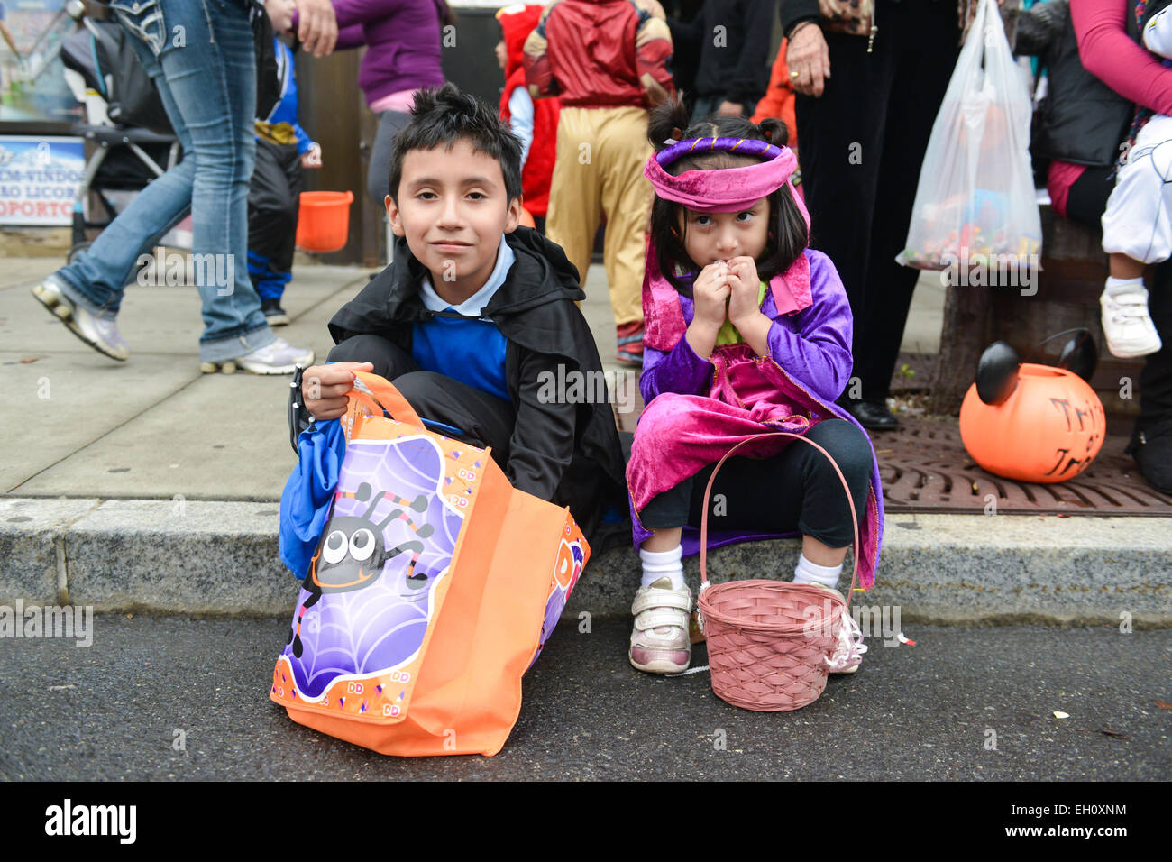 Hispanische Bruder und Schwester zählen ihre Süßigkeiten auf Ferry Street in Newark, New Jersey. USA. Stockfoto