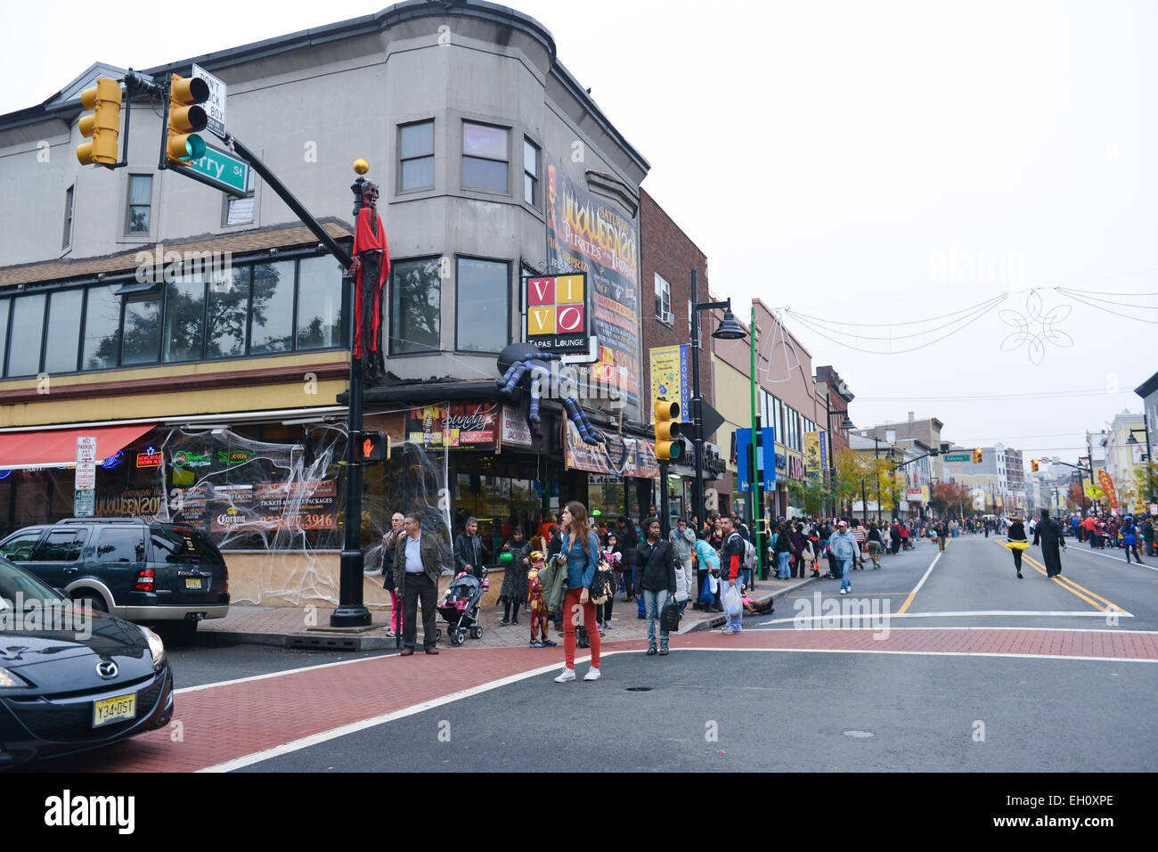 Menschen in Kostümen Ferry Street in Newark, New Jersey USA während der Halloween 2013 hinunter. Stockfoto