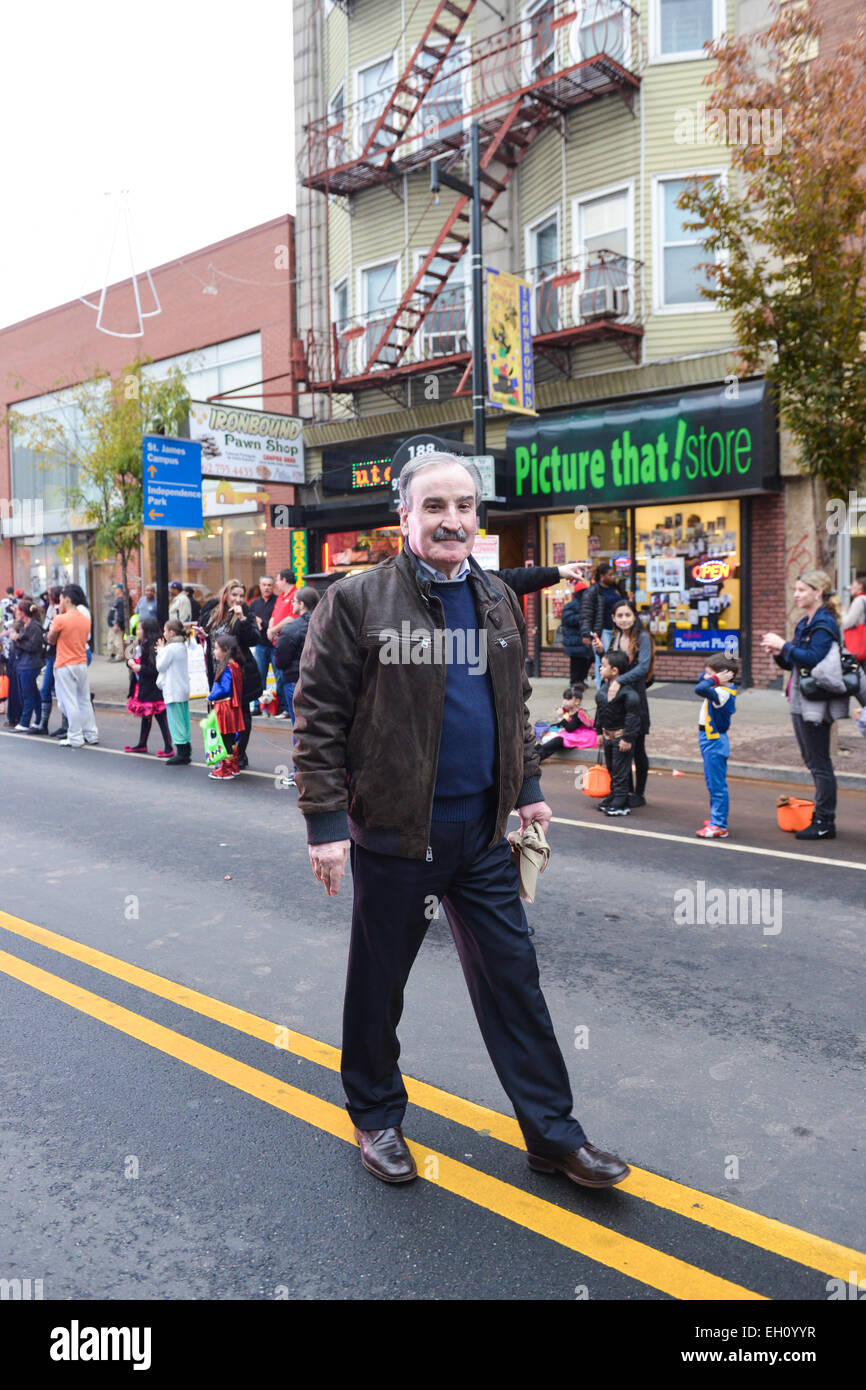 Ratsherr Augusto Amador Ferry Street hinunter, während der Halloween-Parade in Newark, New Jersey 2013 Stockfoto
