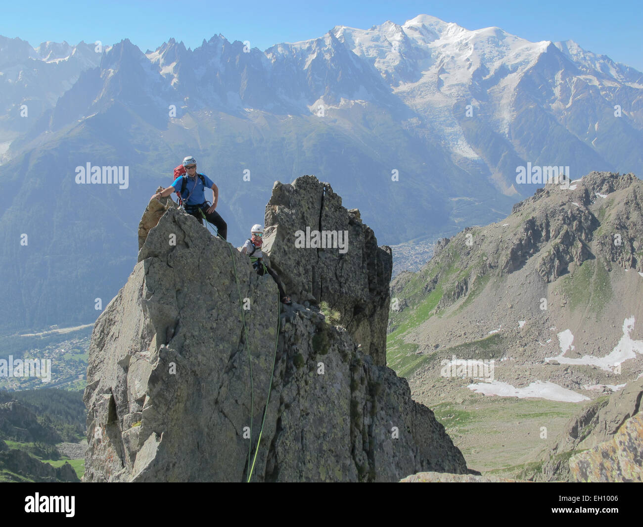 Kletterer auf einem Gipfel in den Alpen mit dem Mont Blanc im Hintergrund Stockfoto