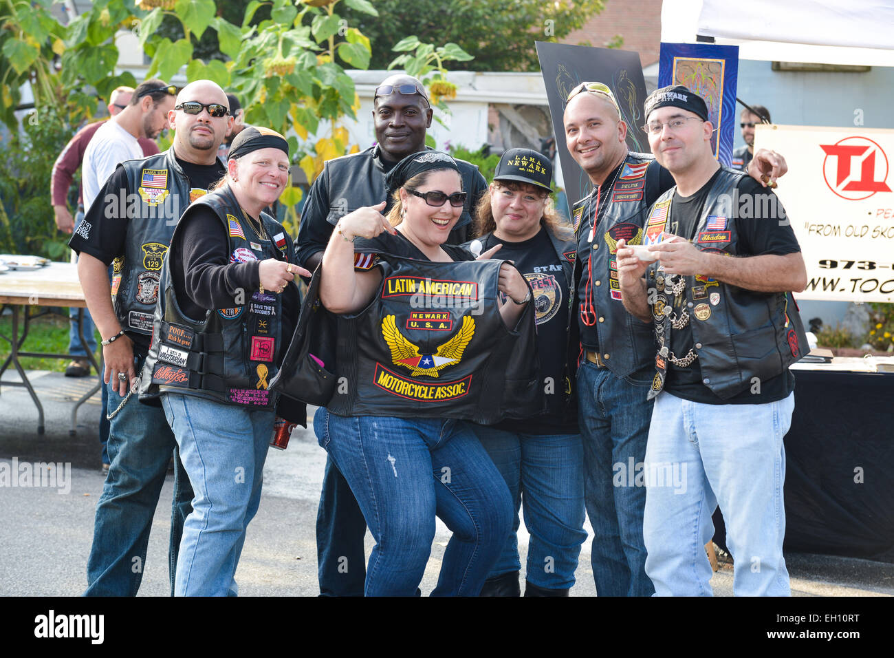 Mitglieder der Latin American Motorcycle Association (Newark, Kapitel) posiert während des Liberty Harley Davidson Jubiläums. Stockfoto