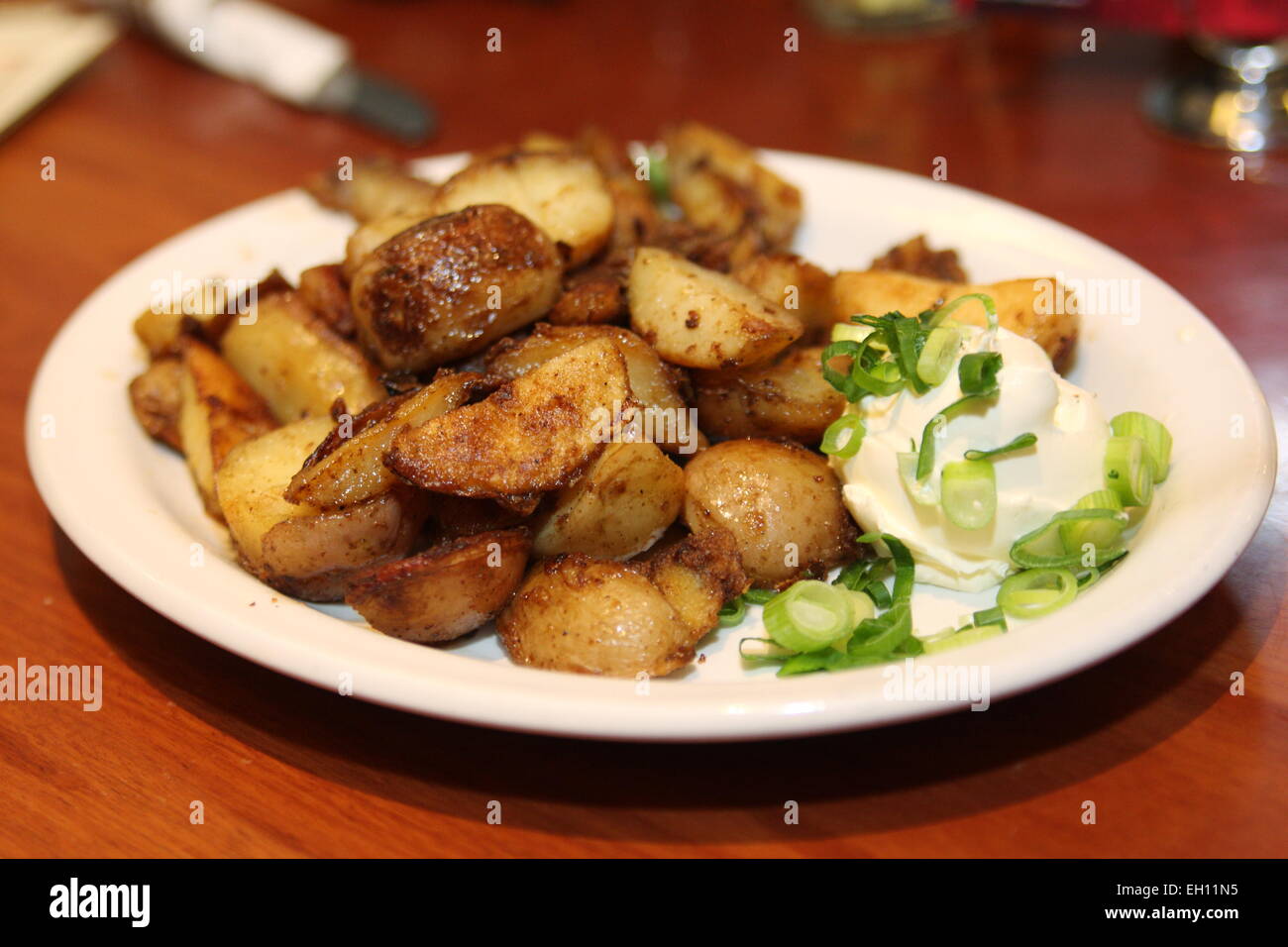 Gebratene Kartoffel Wedges mit Sauerrahm Stockfoto