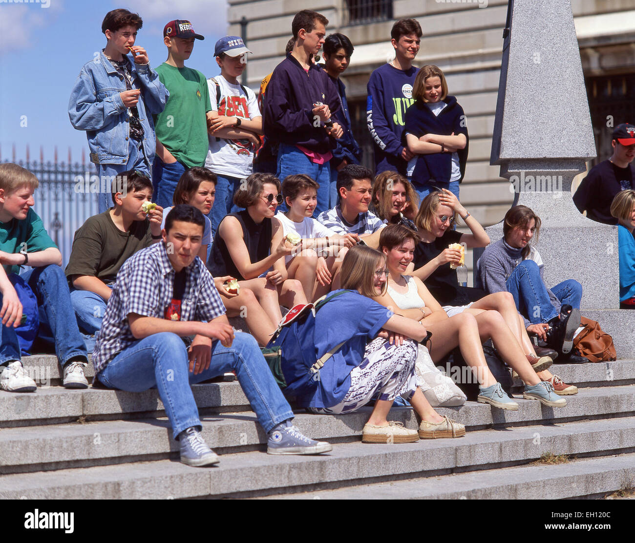 Gruppe von Jugendlichen sitzen auf Stufen, Paris, Île-de-France, Frankreich Stockfoto