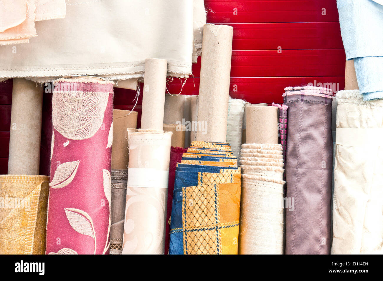 Bunten Rollen von gemusterten Stoff zum Verkauf auf dem Markt Stockfoto