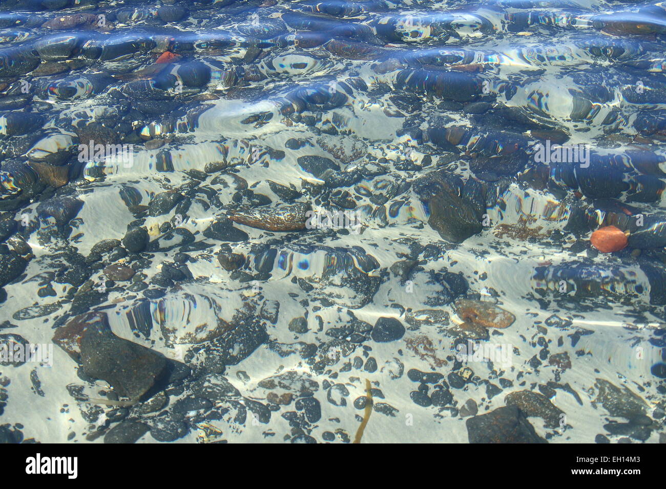 Kristallklares Wasser nahe dem Strand mit Felsen sichtbar unter Wasser Stockfoto