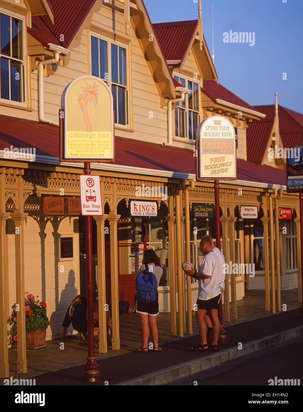 Tourist-Information und Tour Buchung Building bei Sonnenuntergang, Paihia, Bay of Islands, Region Northland, Nordinsel, Neuseeland Stockfoto