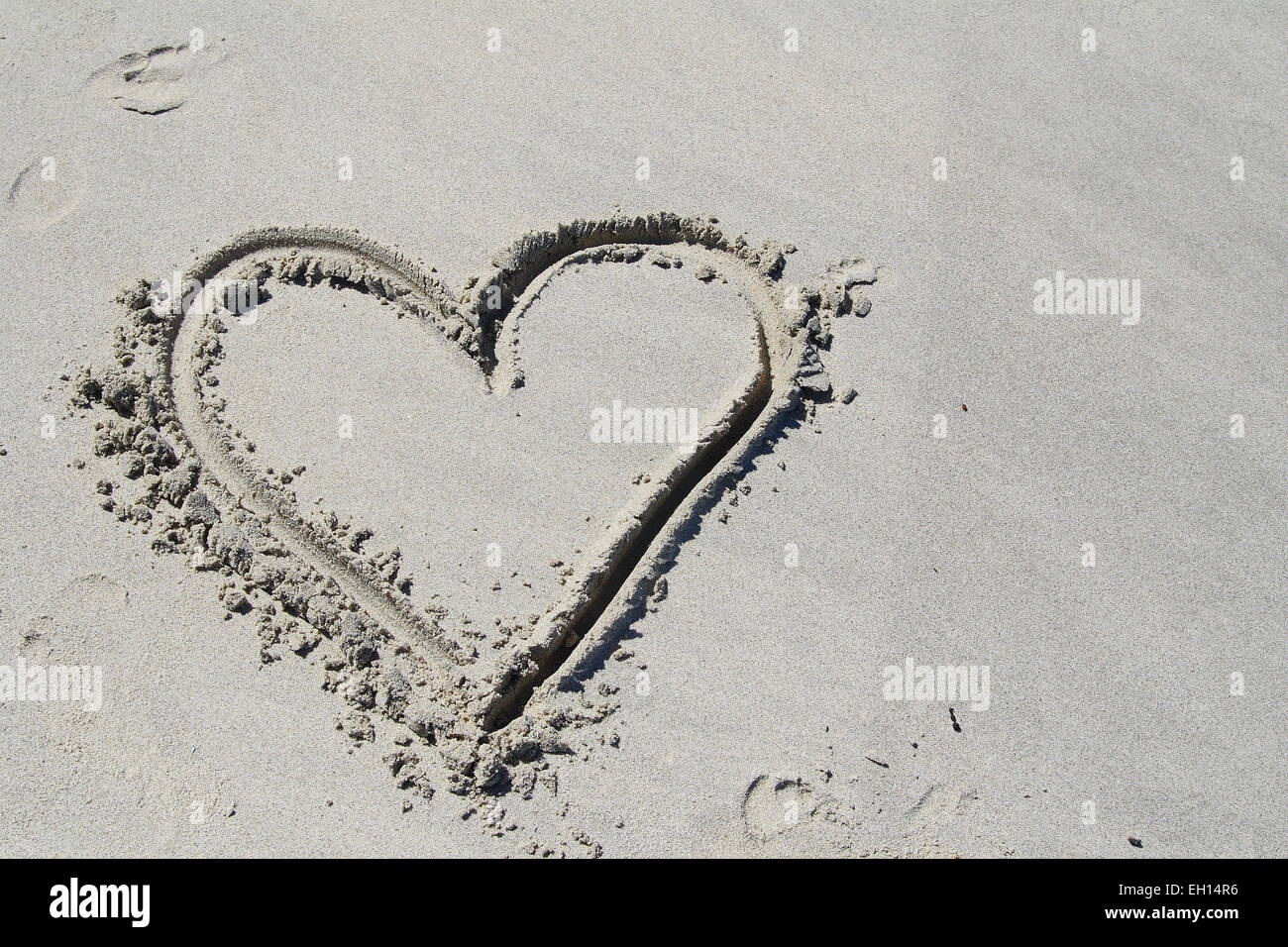 Liebe Herz schriftlich auf dem sand Stockfoto