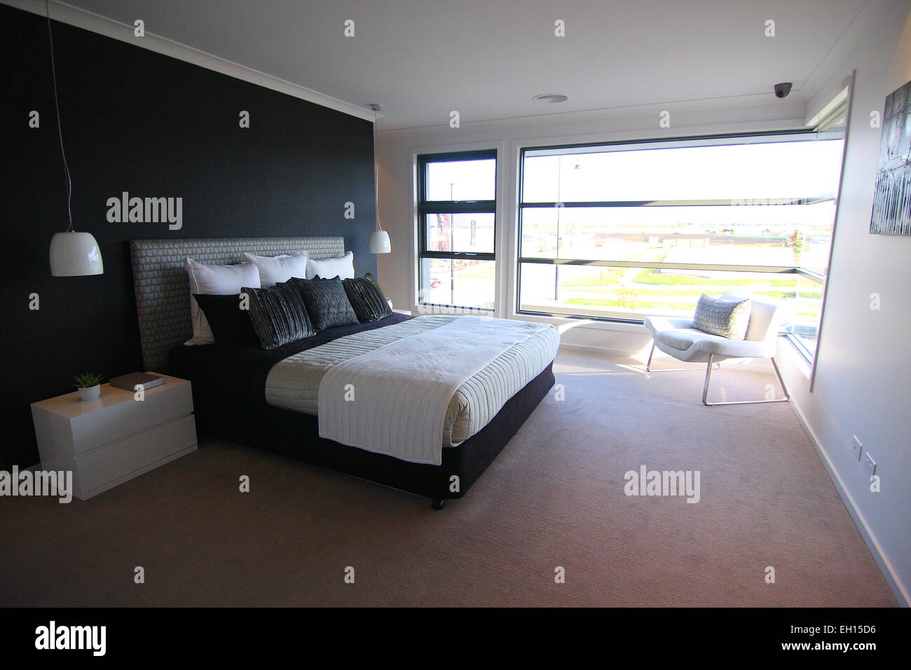 Moderne Schlafzimmer mit Doppelbett Stockfoto