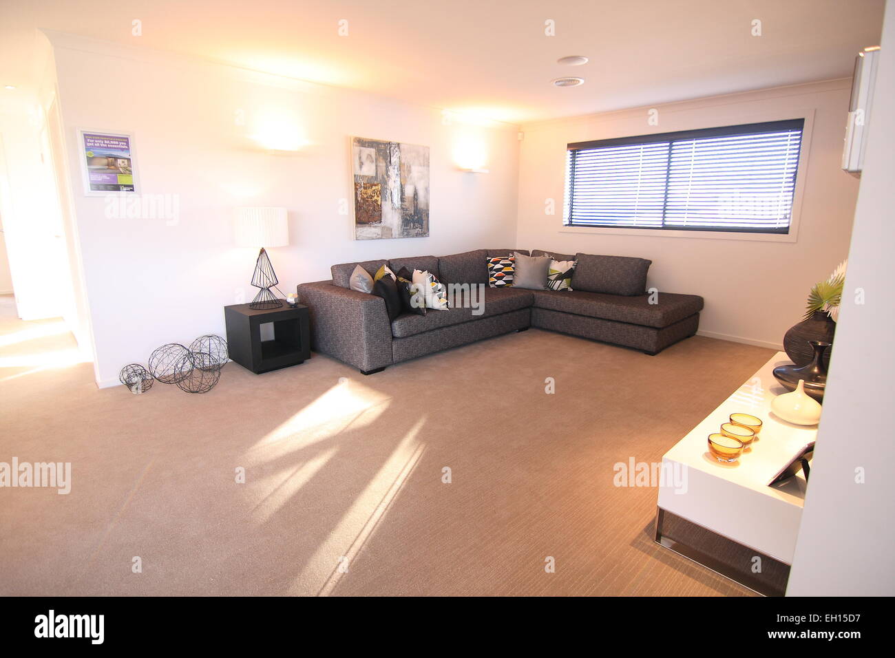 Modernes Wohnzimmer mit Teppich Stockfoto