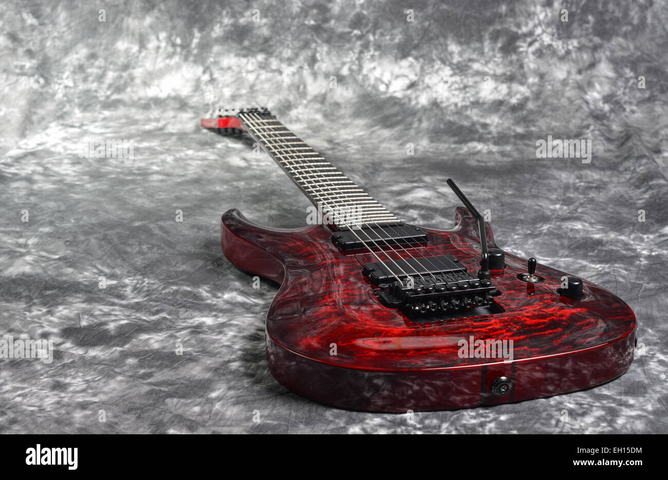Rote 7-saitige e-Gitarre auf weiß-graue Hintergrund Stockfoto