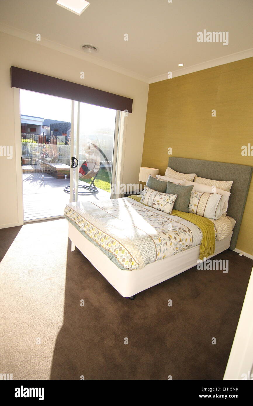 Moderne Schlafzimmer mit Doppelbett Stockfoto