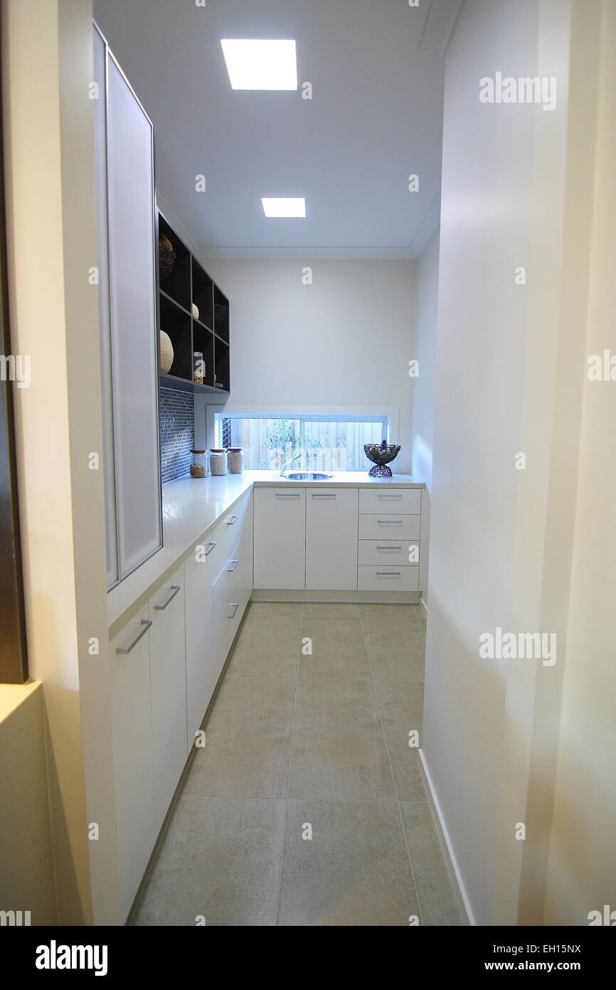 Moderne weiße Küche mit Fliesenboden Stockfoto