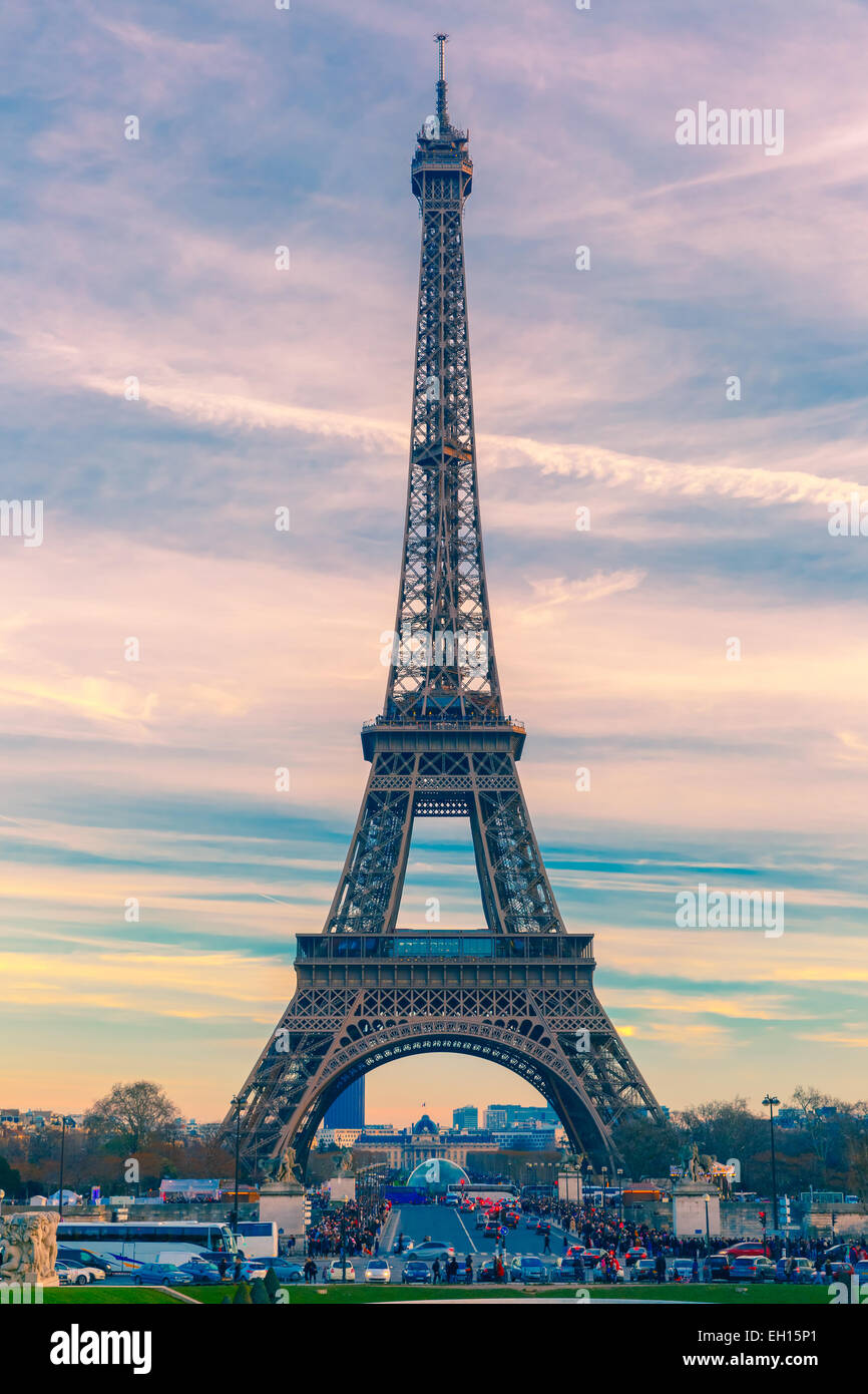 Eiffelturm, La Tour Eiffel, im Winter Suset in Paris, Frankreich. Schöne Aussicht vom Trocadero, Palais de Chaillot Stockfoto