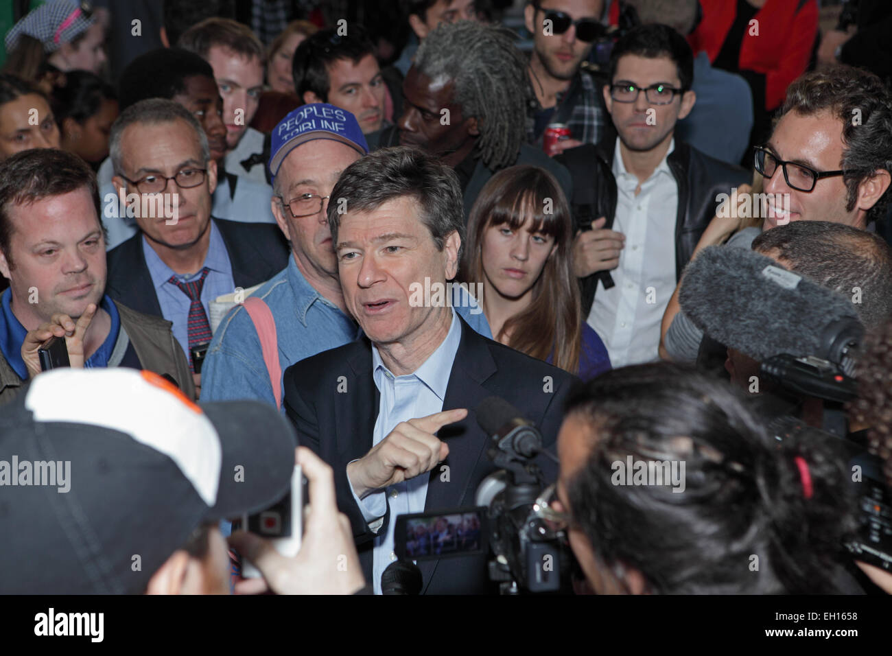Jeffrey Sachs spricht eine Menge einschließlich verschiedener Medien bei Occupy Wall Street Protest im Zuccotti Park, New York Stockfoto