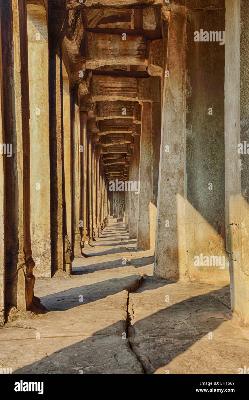 Einen langen steinernen Gehweg, die Teil des Tempels ist Komplex von Angkor Wat Inear Siem Reap, Kambodscha Stockfoto