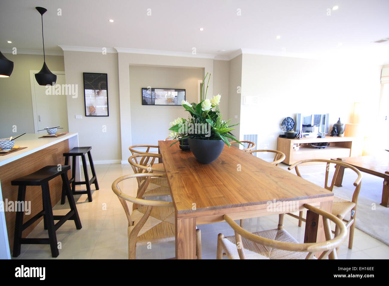 Moderne weiße Küche und Essbereich mit Fliesenboden Stockfoto