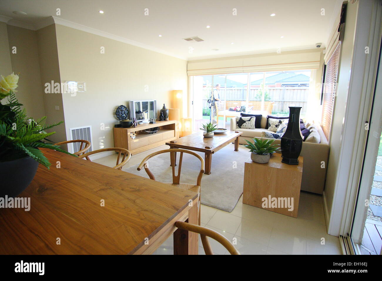 Speisesaal und Aufenthaltsraum mit hölzernen Möbeln Stockfoto