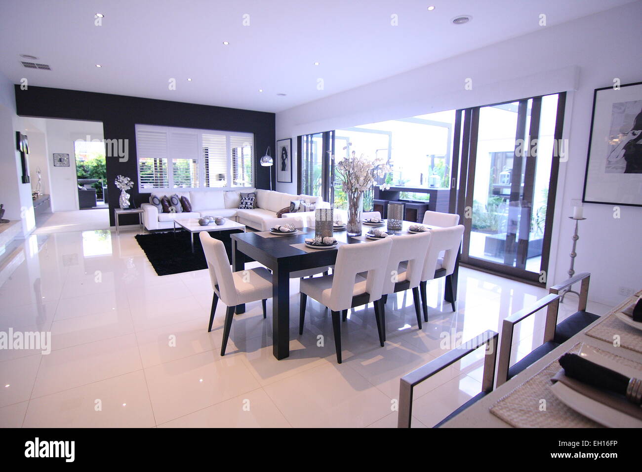 Speisesaal und Aufenthaltsraum mit weißen Möbeln Stockfoto