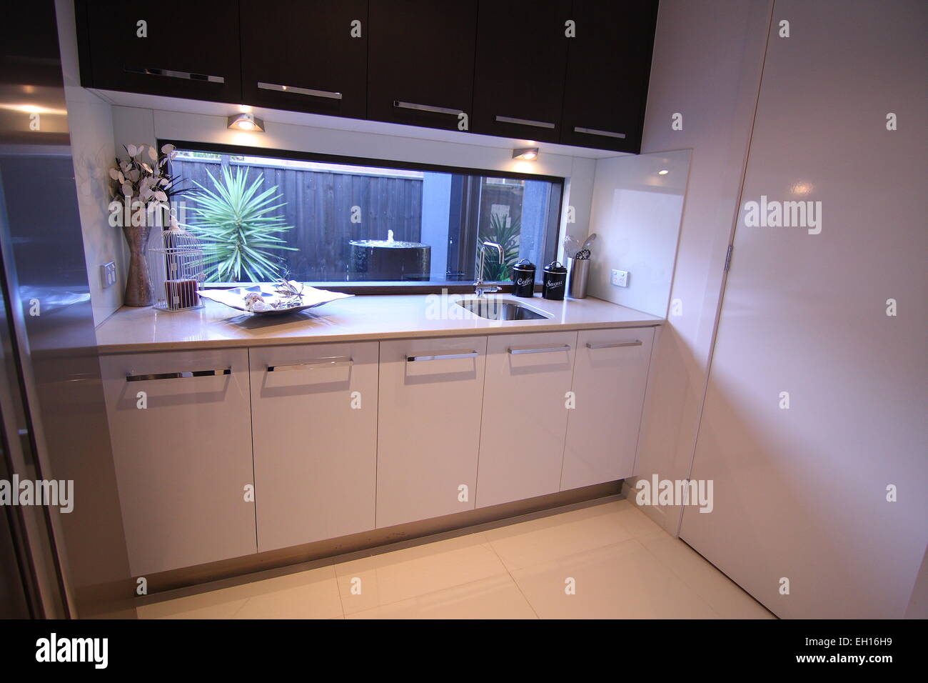 Moderne weiße Küche mit Fliesenboden Stockfoto