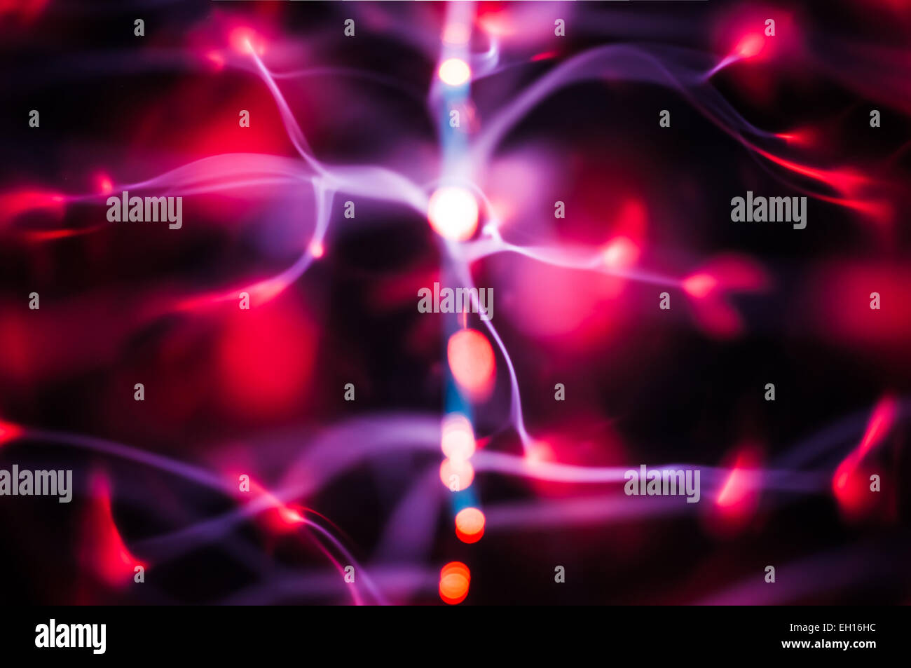 Plasma Gas rotes Lichtstrahlen in der Dunkelheit Stockfoto