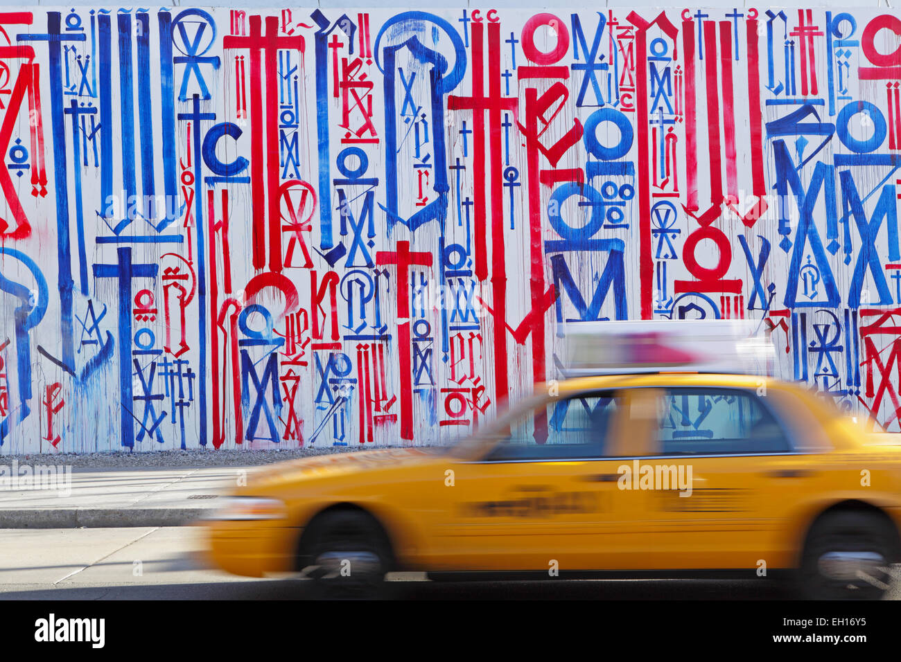 Ein yellow Cab beschleunigt vorbei ein bunte Wandgemälde von RETNA an der Bowery Wandbild Wand auf der Houston Street, New York Stockfoto