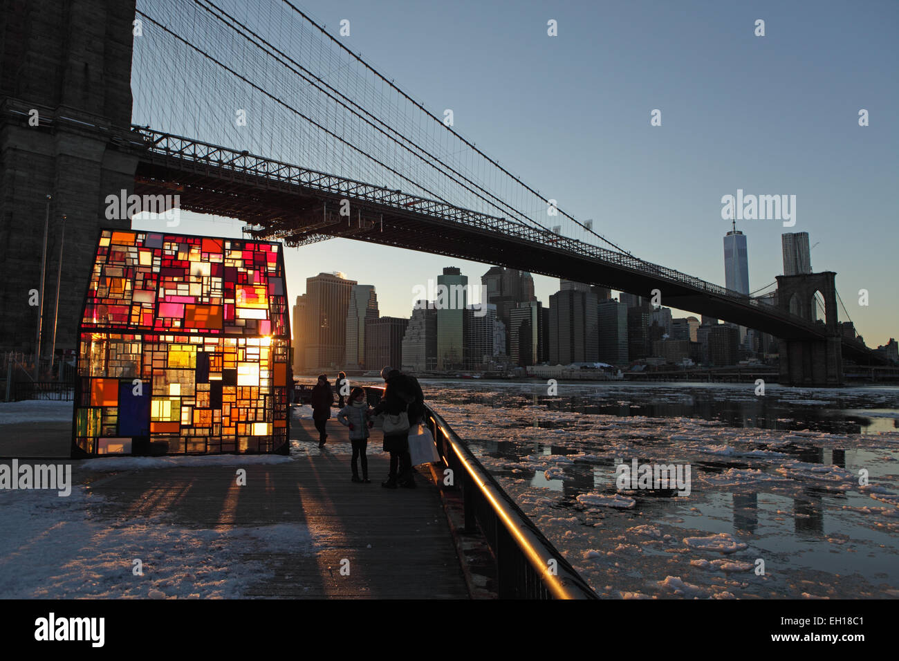 Tom Fruin Plexiglas Haus Skulptur bei Sonnenuntergang im Brooklyn Bridge Park Stockfoto