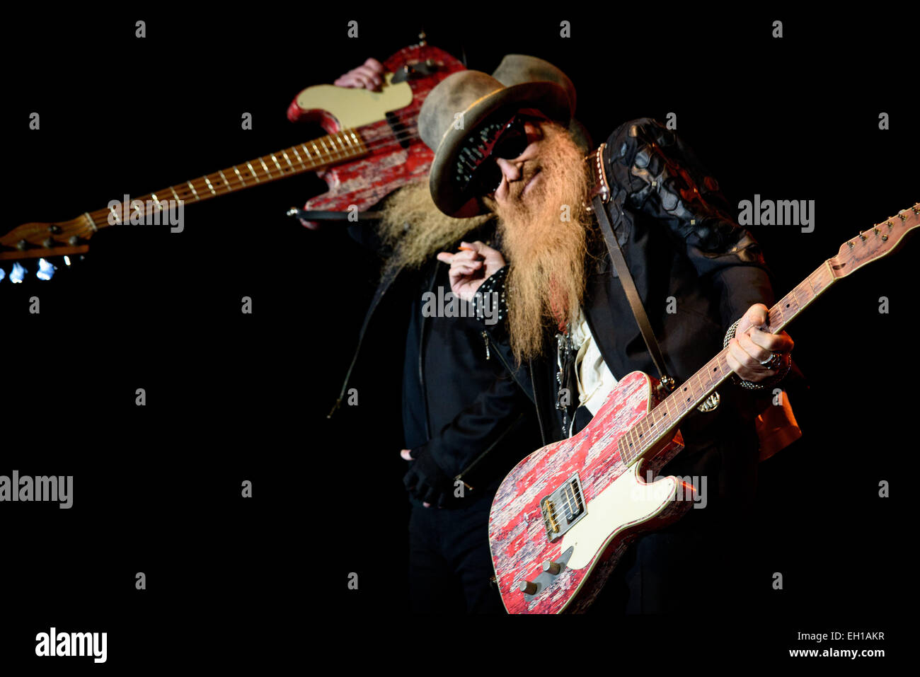 Toronto, Ontario, Kanada. 4. März 2015. Mitglieder der amerikanischen Rock-Band ZZ Top BILLY GIBBONS und DUSTY HILL führen bei Peterborough-Gedenkstätte. Bildnachweis: Igor Vidyashev/ZUMA Draht/Alamy Live-Nachrichten Stockfoto