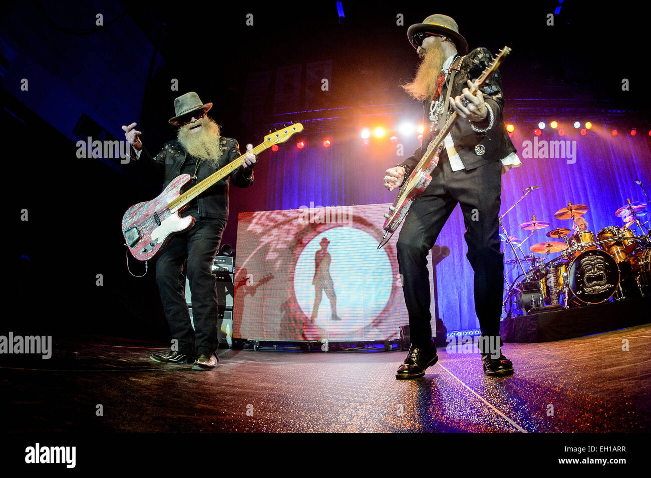 Toronto, Ontario, Kanada. 4. März 2015. Mitglieder der amerikanischen Rock-Band ZZ Top BILLY GIBBONS und DUSTY HILL führen bei Peterborough-Gedenkstätte. Bildnachweis: Igor Vidyashev/ZUMA Draht/Alamy Live-Nachrichten Stockfoto