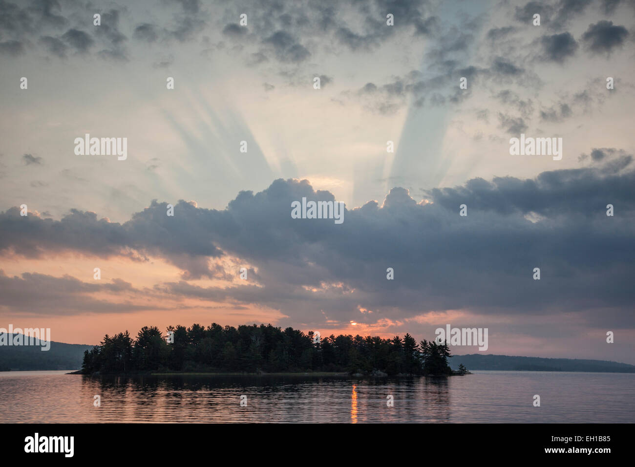 Dämmerungsaktiv Sonnenstrahlen im Morgengrauen am Lake Lauzon, Blind River, Ontario, Kanada. Stockfoto